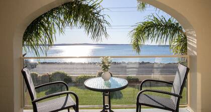 Seafront Getaway Studio, Great Location With Pool