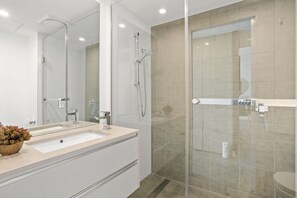 Apartment | Badezimmer | Haartrockner, Handtücher, Seife, Shampoo