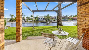 Apartment | Outdoor dining