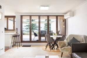 Apartment | Living room - Beachfront Manly Apartment With Balcony & Parking (Sydney)