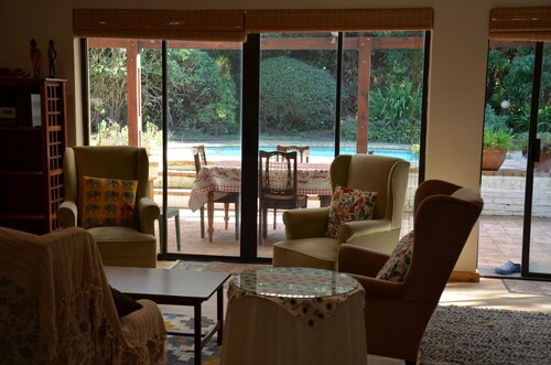 Delightful 4-bedroom cottage in Constantia, Cape Town accommodates 1 - 7 guests.