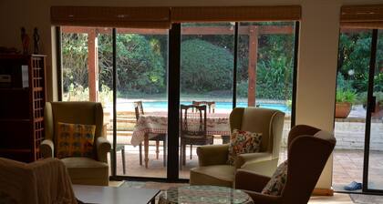 Delightful 4-bedroom cottage in Constantia, Cape Town accommodates 1 - 7 guests.