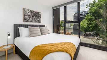 3 habitaciones, espacio para trabajar con laptop y ropa de cama