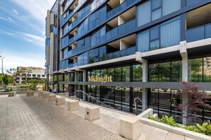 Apartment | Reception - Chic 3-bed in Central With Pool, Sauna and Gym (Canberra)