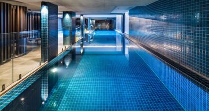 Chic 3-bed in Central With Pool, Sauna and Gym