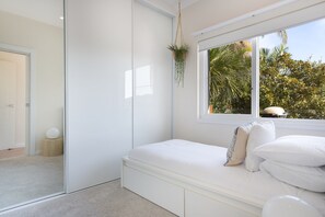 شقة | 4 عدّة غرف نوم وملاءات أسرّة