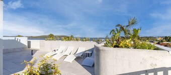 Deluxe 3-bed Unit With Views