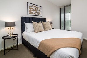 1 bedroom, iron/ironing board, bed sheets - Executive Balcony Apartment in Central Canberra (Canberra)