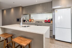 Apartamento | Cozinha privada | Talheres/pratos/utensílios de cozinha