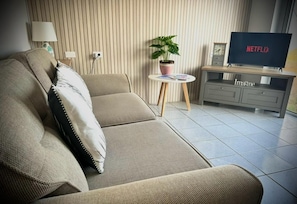 TV - Exclusive Couples Escape – Private Pool, Tropical Patio & BBQ Bar (aruba)