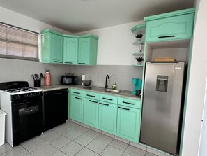 Microwave, oven, stovetop, dishwasher - Exclusive Couples Escape – Private Pool, Tropical Patio & BBQ Bar (aruba)