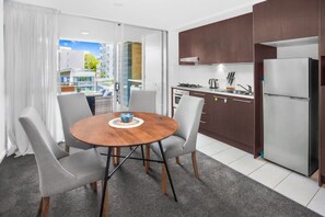 Apartment | Dining - 2-bed Near Brisbane CBD With Pool, Sauna & BBQ (Brisbane)