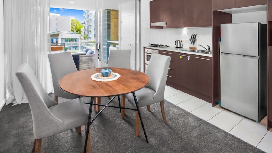 2-bed Near Brisbane CBD With Pool, Sauna & BBQ