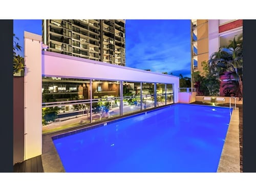 2-bed Near Brisbane CBD With Pool, Sauna & BBQ
