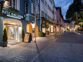 Straßenansicht eines Boutique-Hotels, links befindet sich ein Geschäft namens 'Kitz Galleria'.