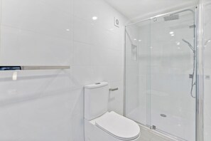 Huis | Badkamer | Een haardroger, handdoeken, zeep, shampoo