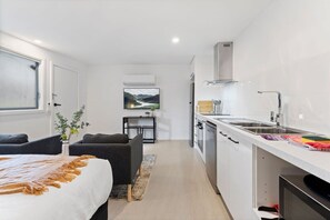 House | Living room - Cozy 1-bed Studio Near Cafes and Shops (Melbourne)
