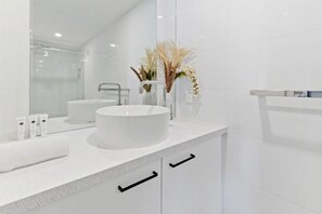 Nhà | Phòng tắm | Máy sấy tóc, khăn tắm, xà phòng, dầu gội