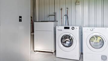 Huis | Badkamer | Een haardroger, handdoeken, zeep, shampoo