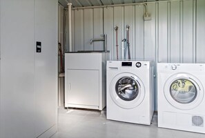 Huis | Badkamer | Een haardroger, handdoeken, zeep, shampoo