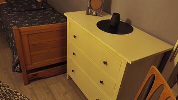 Iron/ironing board, Internet, bed sheets