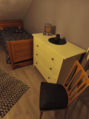 Iron/ironing board, Internet, bed sheets