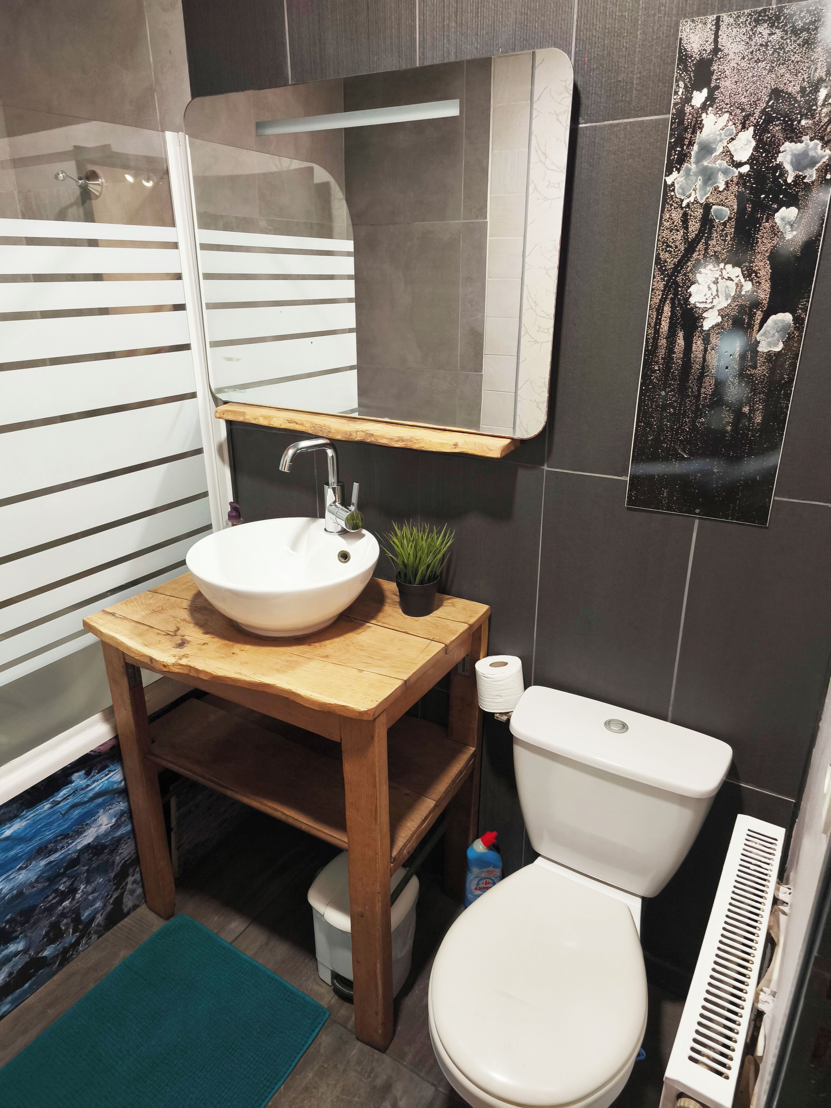 Serviettes fournies, savon, papier toilette