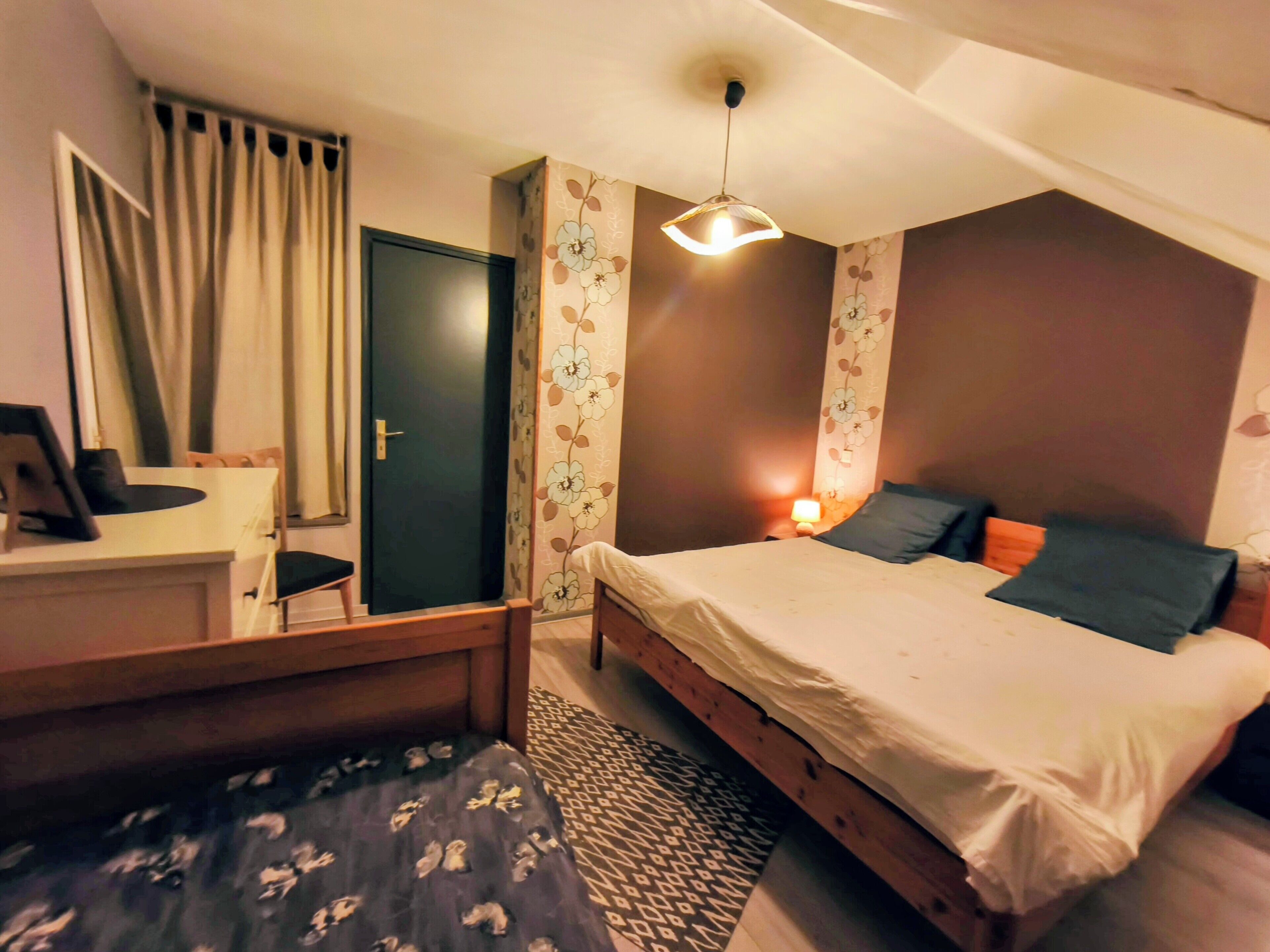 2 bedrooms, iron/ironing board, internet, bed sheets