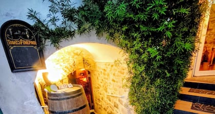 Gîte CÔTE 204, ideal for your stay with catering available at La Cave 204
