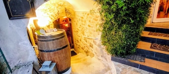 Gîte CÔTE 204, ideal for your stay with catering available at La Cave 204