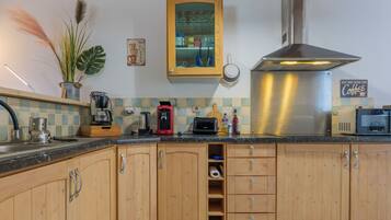 Een koelkast, een microgolfoven, een oven, een kookplaat