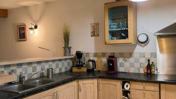 Een koelkast, een magnetron, een oven, een kookplaat