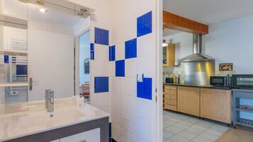 Réfrigérateur, micro-ondes, four, plaque de cuisson