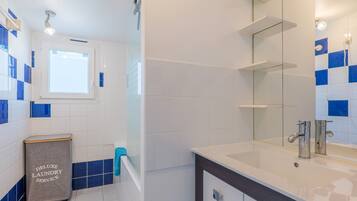 Douche, sèche-cheveux, serviettes fournies