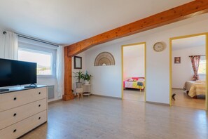 2 bedrooms, WiFi, bed sheets