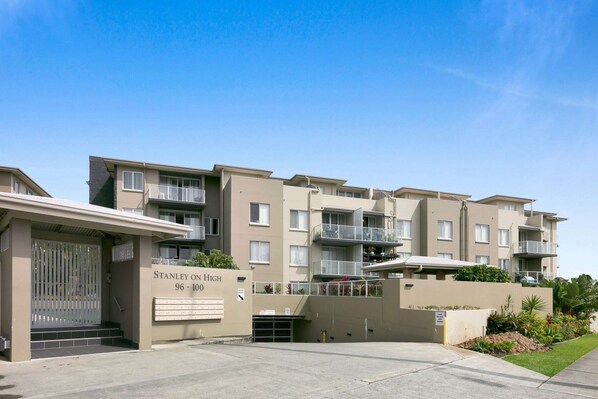 Apartment | Exterior - Sleek Apartment With Pool and Rooftop Terrace (Gold Coast)