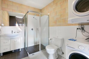 Apartment | Bathroom - Sleek Apartment With Pool and Rooftop Terrace (Gold Coast)