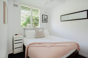 Apartment | 2 bedrooms, laptop workspace, bed sheets - Treetop Retreat Five Minute Stroll To The Beach (Sydney)
