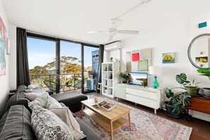 Apartment | Living area - Treetop Retreat Five Minute Stroll To The Beach (Sydney)