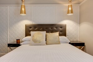 2 bedrooms, laptop workspace, iron/ironing board, bed sheets