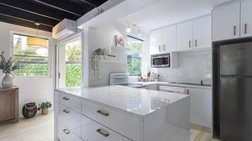 Apartment | Private kitchen | Cookware/dishes/utensils