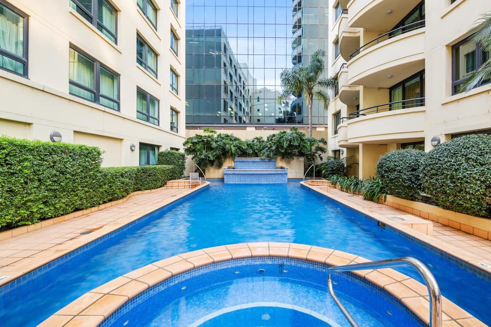 Contemporary 1-bed First Floor Unit With Pool - The Phoenix