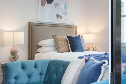 Intimate Studio Apartment With Balcony in Glebe