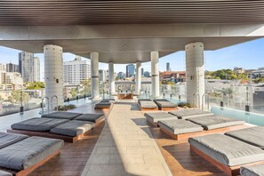 Pool - Chic 1-bed With Parking, Pool and Gym (Brisbane)