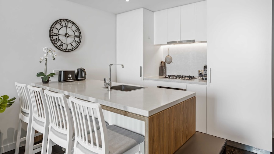 Chic 1-bed With Parking, Pool and Gym