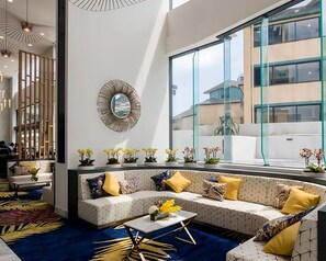 Apartment | Living room - Sun Drenched Apartment in the Heart of Surfers (Gold Coast)