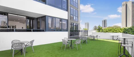 Apartment | Outdoor dining
