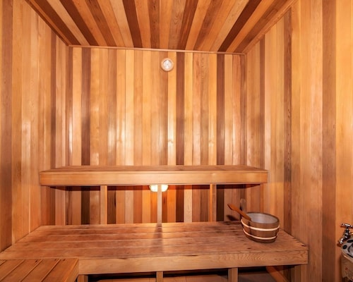 Sun Drenched Apartment in the Heart of Surfers