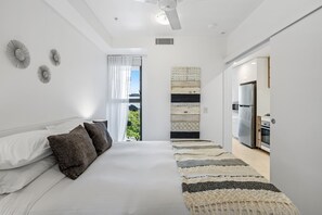 Apartment | 1 bedroom, iron/ironing board, bed sheets - Stellar Location With Parking, Pool & Gym Access (Brisbane)