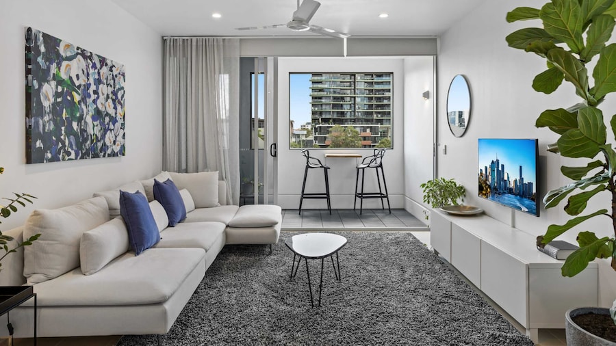 Stellar Location With Parking, Pool & Gym Access